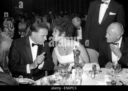 Richard Burton et Elizabeth Taylor qu'on voit ici recevant le meilleur acteur et actrice awards de Lord Mountbatten. Avril 1967 Banque D'Images