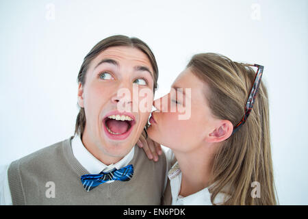 Joli petit ami donnant hipster geek baiser sur la joue Banque D'Images