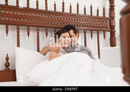 Enfants en train de sauter sur le lit Banque D'Images