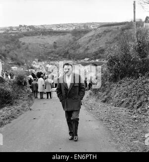 Les emplacements pour le film 'WoodÓ sous le lait, illustrent le village gallois de Llaregub, il y a donc dans le village de Bugerall, Richard Burton envisage la scène. Fishguard est l'emplacement de ce village gallois fictif. Février 1971 Banque D'Images