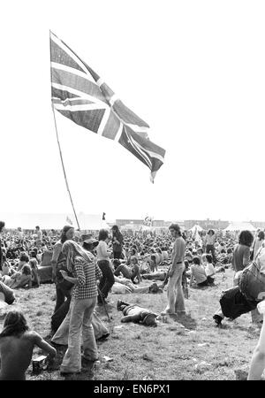 Lecture de musique pop. Les jeunes festivaliers portant l'Union Jack flag comme ils font leur chemin vers la scène principale. 24 août 1973. Banque D'Images