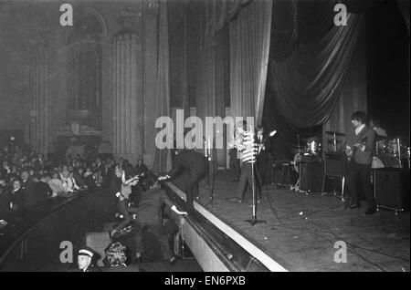 Les Rolling Stones au cinéma ABC à Carlisle. l-r Brian Jones, Bill Wyman, Mick Jagger, Keith Richards et Charlie Watts. Fans envahissent la scène. 17 Septembre 1964 Banque D'Images