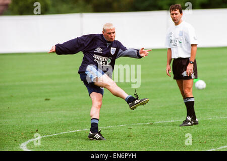 Paul Gascoigne footballeur Angleterre pratique son tir pendant une session de formation à Bisham Abbey regardé par l'Angleterre assistant manager Bryan Robson en prévision du prochain match contre le Championnat d'Écosse. 12 juin 1996. Banque D'Images