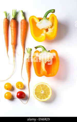 Jeu d'ensemble et les tranches de rouge, orange et jaune les légumes sur fond blanc. Vue d'en haut Banque D'Images