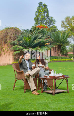 Couple ayant une tasse de café Banque D'Images