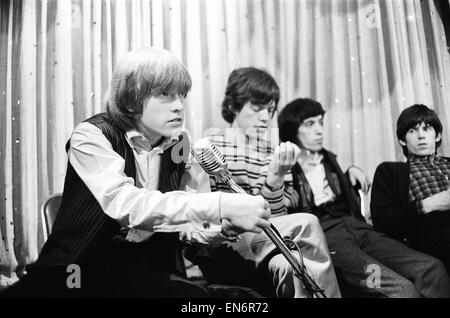 Les Rolling Stones lors d'une conférence de presse après une rencontre de fans sur Broadway. l-r Brian Jones, Mick Jagger, Keith Richards, Bill Wyman et Charlie Watts. 2 juin 1964. Banque D'Images