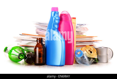 Recyclables constitués de verre, plastique, métal et papier isolé sur fond blanc Banque D'Images