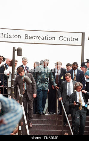 Le président sud-africain Nelson Mandela vu ici visiter Brixton Recreation Centre avec le Prince Charles au cours de l'état Présidents visite à Londres. 12 Juillet 1996 Banque D'Images