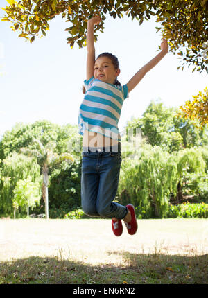 Cute little girl jumping up Banque D'Images