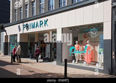 PRIMARK boutique magasin extérieur de boutique dans le centre-ville Harrogate North Yorkshire Angleterre Royaume-Uni GB Grande-Bretagne Banque D'Images