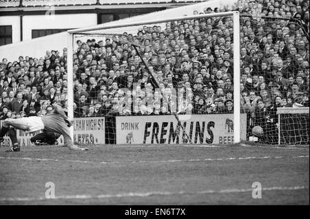 Fulham Sunderland 0 3 c.. 1966 Campagne de la Ligue. Jimmy gardien Montgemery échoue à tenir hors du deuxième but Fulham. 19 mars 1966. Banque D'Images