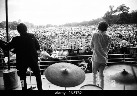 Les Rolling Stones à Longleat, demeure de Lord Bath. Keith Richards et Mick Jagger sur scène en tant que police et St Johns Ambulance L'évanouissement de la foule des fans réunis à l'avant de la scène. 2 août 1964. Banque D'Images