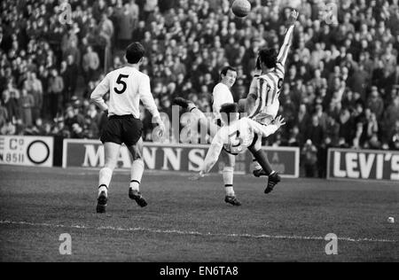 Fulham Sunderland 0 3 c.. 1966 Campagne de la Ligue. Full retour Nichols semble kick John O'Hare dans la face en tentant un coup de ciseaux. 19 mars 1966. Banque D'Images