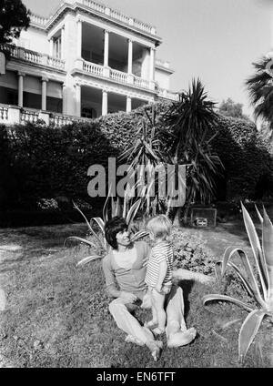 Keith Richards des Rolling Stones avec son fils Marlon à son domicile, la Villa Nellcôte louée, un 19e siècle seize chambres manoir sur le bord de l'eau de Villefranche-sur-Mer sur la Côte d'Azur où le groupe a enregistré Exile on Main Street. Avril 1971 Banque D'Images