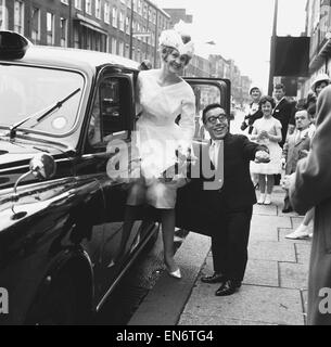 Mariée à Marylebone Register Office, nain David Johnson de la Strong Brothers, à Ramona Austin mannequin. Le couple s'est rencontré au Moulin Rouge, Paris, où David Johnson était avec. Notre photo montre : le couple sur le point de partir en taxi, ce qui semble t Banque D'Images