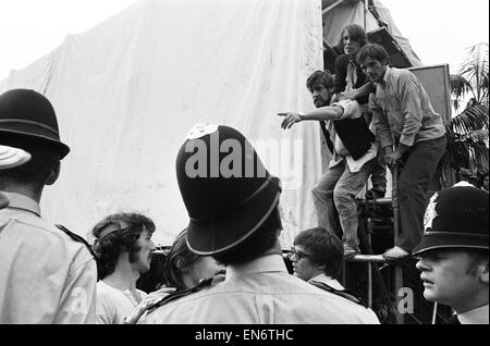 Concert des Rolling Stones à Hyde Park. Un ventilateur blessés souligne un membre des Hell's Angels à la police. 5 juillet 1969. Banque D'Images