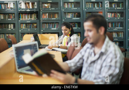 College students in library Banque D'Images