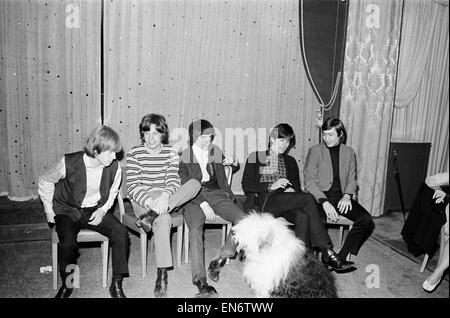 Les Rolling Stones lors d'une conférence de presse après une rencontre fans sur Broadway avec un vieux chien de berger anglais à l'avant-plan. l-r Brian Jones, Mick Jagger, Keith Richards, Bill Wyman et Charlie Watts. 2 juin 1964. Banque D'Images