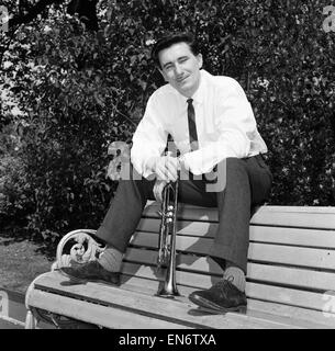 Trompettiste de Jazz Kenny Ball, représenté à l'Embankment Gardens Londres pendant les répétitions. 13 juin 1962. Banque D'Images