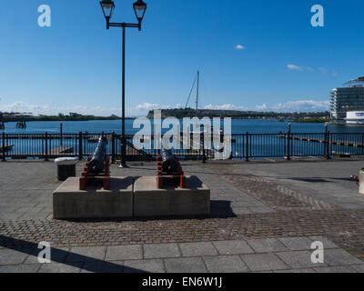 Vue sur la baie de Cardiff vers Penarth de Mermaid Quay sur beau jour Avril printemps Banque D'Images