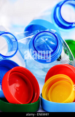 La composition avec des bouteilles en plastique et bouchons. Banque D'Images