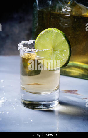 Court-circuit de la tequila anejo avec de la chaux et de sel de table en métal gris Banque D'Images