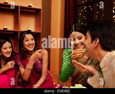 Woman feeding her ami sweets Banque D'Images