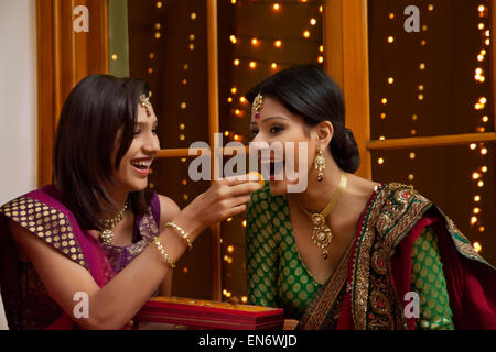 Woman feeding her ami sweets Banque D'Images