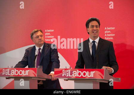 Londres, Royaume-Uni. Mercredi 29 avril 2015. Leader du Parti Travailliste Ed Miliband, le poste Ed Balls, lors d'une élection générale 2015 Événement de campagne sur la menace des conservateurs pour les finances de la famille, intitulé : Le plan secret des conservateurs. Tenue à l'Institut Royal des Architectes britanniques. Crédit : Michael Kemp/Alamy Live News Banque D'Images