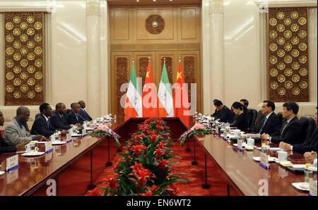 Beijing, Chine. Apr 29, 2015. Le Premier ministre chinois Li Keqiang (3e R) rencontre le président de Guinée équatoriale Teodoro Obiang Nguema Mbasogo (3L) à Beijing, capitale de Chine, le 29 avril 2015. © Liu Weibing/Xinhua/Alamy Live News Banque D'Images