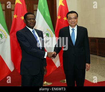 Beijing, Chine. Apr 29, 2015. Le Premier ministre chinois Li Keqiang (à droite) rencontre le président de Guinée équatoriale Teodoro Obiang Nguema Mbasogo, à Beijing, capitale de la Chine, le 29 avril 2015. © Liu Weibing/Xinhua/Alamy Live News Banque D'Images