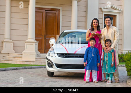 Debout à côté de la famille nouvelle voiture Banque D'Images