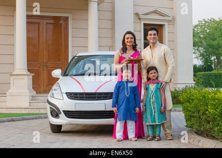 Debout à côté de la famille nouvelle voiture Banque D'Images