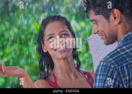 Couple sous la pluie Banque D'Images