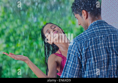 Couple sous la pluie Banque D'Images