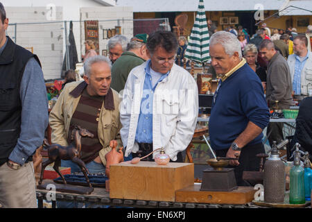 Les hommes âgés moyens l'étude des antiquités à un marché aux puces à l'extérieur de Budapest, Hongrie Banque D'Images