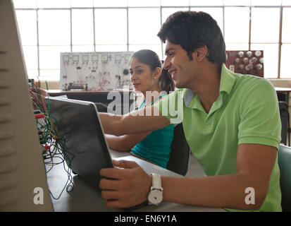 College students studying in classroom Banque D'Images