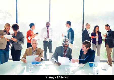 Groupe de gens d'affaires de discuter dans le bureau Banque D'Images