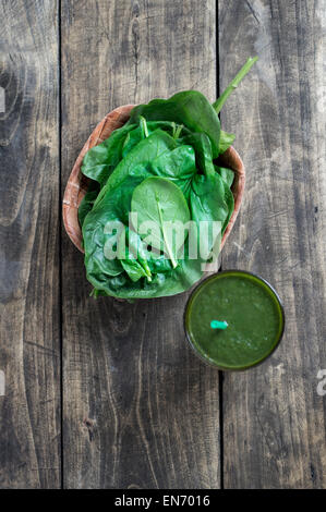 Smoothie aux épinards sur la table, d'en haut Banque D'Images