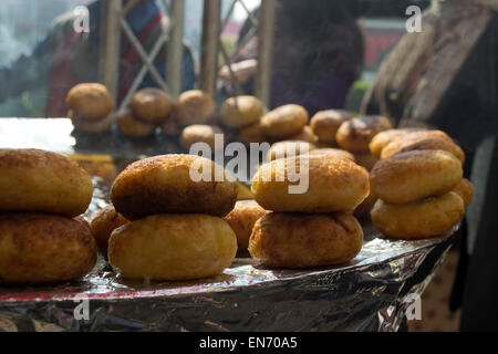 Indian Street food,Close-up d'Aloo tikkies sur une crêpière Banque D'Images