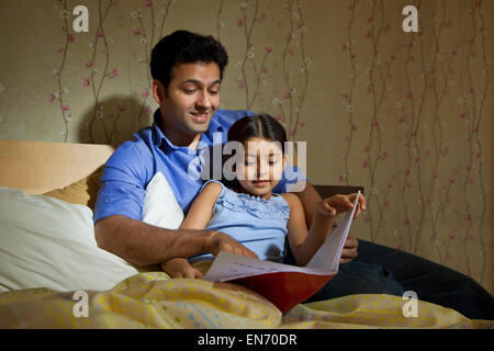 Père de lire une histoire à sa fille Banque D'Images