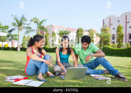 College student studying in classroom Banque D'Images