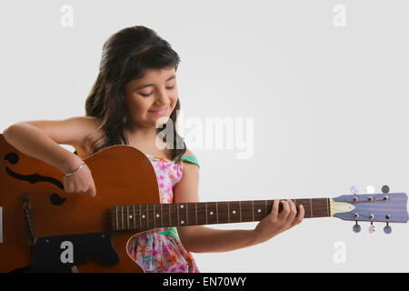 Jeune fille jouant de la guitare Banque D'Images