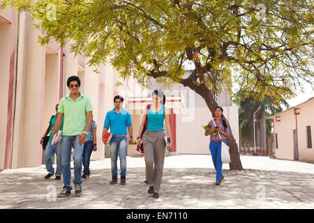 Portrait of a male college student looking back Banque D'Images