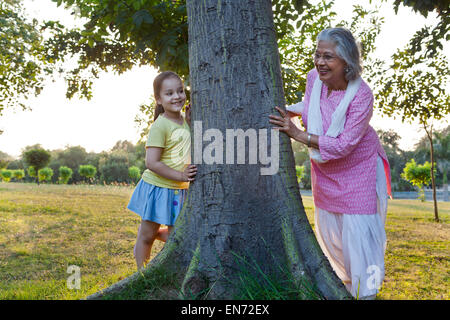 Grand-mère et petite-fille joue à cache-cache Banque D'Images