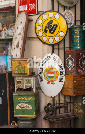 Plaques émaillées anciennes à l'extérieur d'un magasin d'antiquités sur Vaci utca à Pest, Budapest, Hongrie Banque D'Images