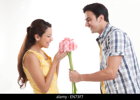 Homme donnant des fleurs pour femme Banque D'Images