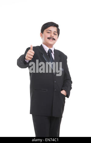 Portrait de garçon habillé en businessman giving Thumbs up Banque D'Images