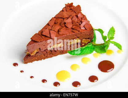 Gâteau au chocolat avec du chocolat creame isolated on white Banque D'Images