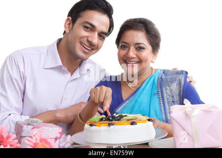 Portrait de mère et fils avec gâteau d'anniversaire Banque D'Images